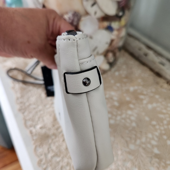 NWT  Simply Vera Wang Wristlet.  VEGAN LEATHER.  Creamy White - Picture 4 of 9